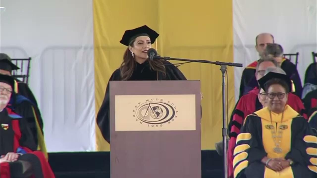 她在哈维穆德毕业典礼发表演讲：女孩要勇敢，而不是追求完美  留学 第1张